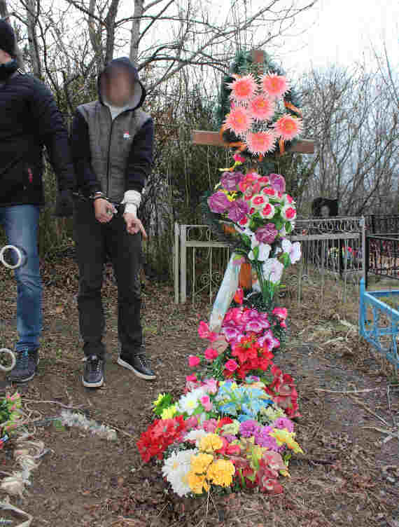  Спустя несколько дней сообщники перевезли пострадавшего в село Соколиное Бахчисарайского района, где он скончался. Чтобы скрыть совершенное преступление, ночью тело мужчины закопали на кладбище села, а его вещи сожгли