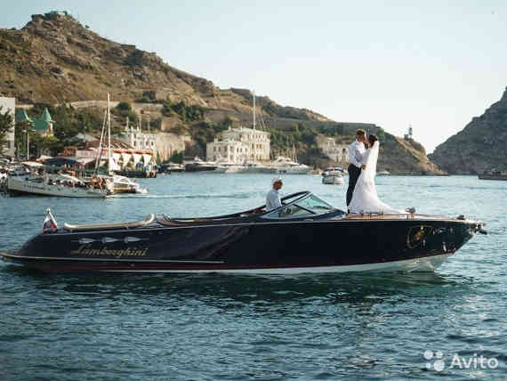 яхта проекта YUKA YAHT 990 CLASSIK Cruiser (в оригинале - YUKA YACHT 990 CLASSIC Cruiser). Страна производства - Турция. Материал корпуса – стеклопластик, декоративная отделка интерьера из красного дерева. Длина габаритная 10 м. Ширина габаритная 2,7м. Доковый вес 4 т. Два стационарных бензиновых двигателя Mercury, 324 кВт, по 220 л.с. каждый, объемом 4,3 литра. Максимальная скорость 40 узлов
