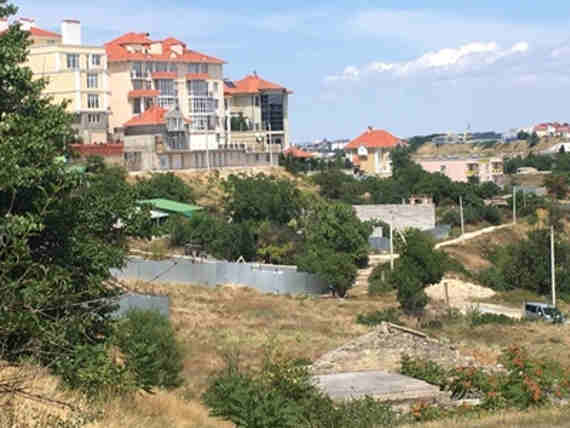В Карантинной балке участок огородили высоким забором