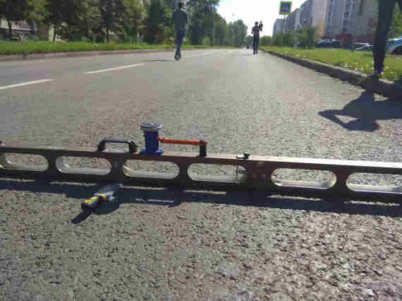 проверка качества асфальта на дороге