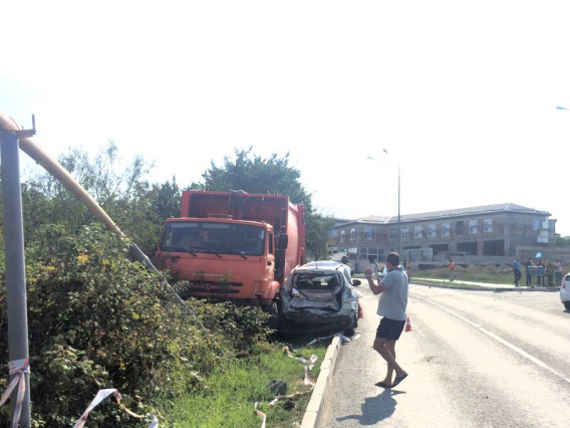 Мусоровоз, у которого на спуске в Молочной балке отказали тормоза, повредил не только 15 автомобилей, но и газопровод среднего давления в районе СТ «Ветеран».