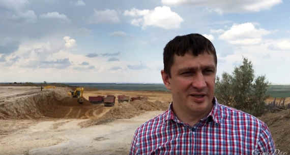 Один из подрядчиков, занимающихся трассой «Таврида», ООО «Технолидер» начал рекультивацию заброшенного карьера в селе Камышинка под Симферополем. Но вместо того, чтобы засыпать небольшой ров, территорию «нуждающуюся в рекультивации», расширили до 41 гектара, что значительно превышает размеры исходных раскопов.