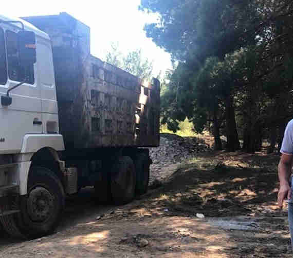 Уполномоченные сотрудники опросили водителя грузового автомобиля, составили акт обследования территории на предмет соблюдения природоохранных требований.