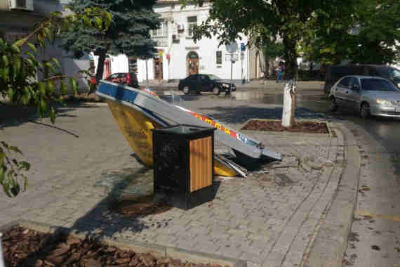 Неизвестный автомобиль врезался в рекламную конструкцию в центре города и уничтожил ее.