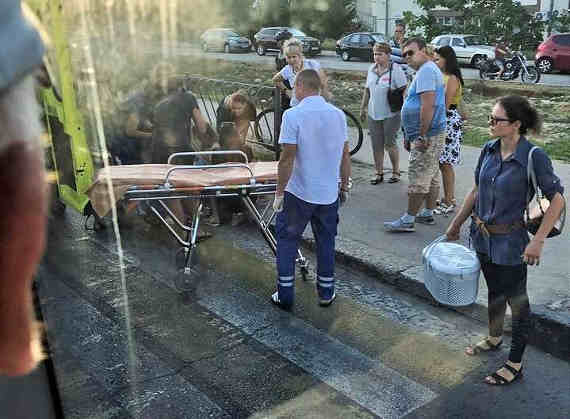 Вечером 1 августа в Севастополе на пешеходном переходе у остановки «Улица Дмитрия Ульянова» автомобиль «БМВ» сбил девушку