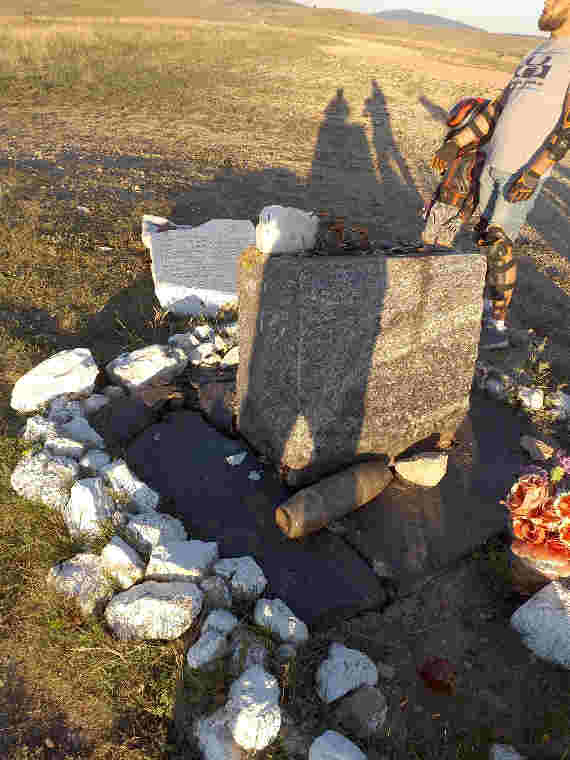 В горах Крыма КАМАЗ разрушил памятник партизанам
