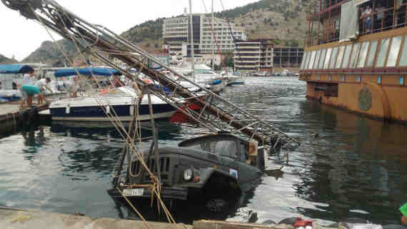 В Севастополе рухнул в море грузовик