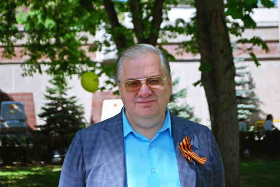 Дмитрий Васильевич Серов родился 10 ноября 1971 в Омске. Окончил в 1989 г. среднюю школу № 47 г. Кургана с углубленным изучением иностранного языка. В 1994 г. окончил Курганский государственный педагогический институт