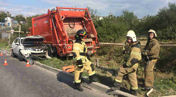 Массовое столкновение автомобилей произошло сегодня днём на улице Шабалина - с участием семи и восьми легковых автомобилей.