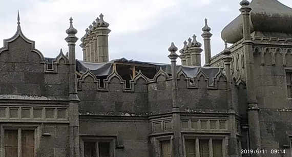 сильным ветром с крыши Воронцовского дворца, где сейчас ведутся реставрационные работы, сорвало часть материалов