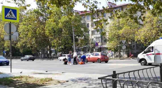 Авария произошла сегодня днем на улице Хрусталева. Пожилая женщина переходила проезжую часть по нерегулируемому пешеходному переходу, когда ее сбил автомобиль Nissan