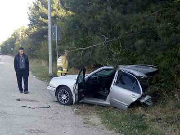 Mercedes разорвало на две части при столкновении со столбом