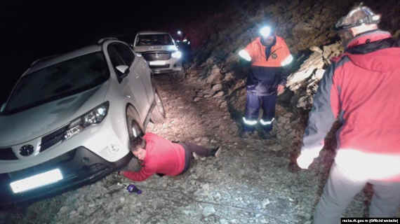 В минувшие выходные в районе горы Кемаль-Эгерек застрял автомобиль «Toyota RAV4». В машине находились 8 человек, из них двое детей.