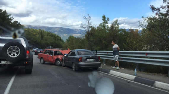 водитель автомобиля «ВАЗ-2103» совершал обгон, не справился с управлением и касательно столкнулся с автомобилем Mitsubishi Carisma, а затем допустил лобовое столкновение с автомобилем Daewoo Lanos. В результате аварии пострадали четыре человека