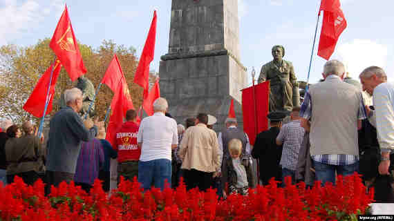 В Севастополе у памятника Ленину 4 октября сторонники КПРФ провели митинг в память о событиях октября 1993 года в Москве.