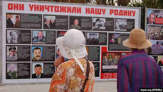 На площади установили стенды с наглядной агитацией – фотографиями и персоналиями октябрьских событий 1993 года в соседней России и в 2014 году на Евромайдане в Украине.