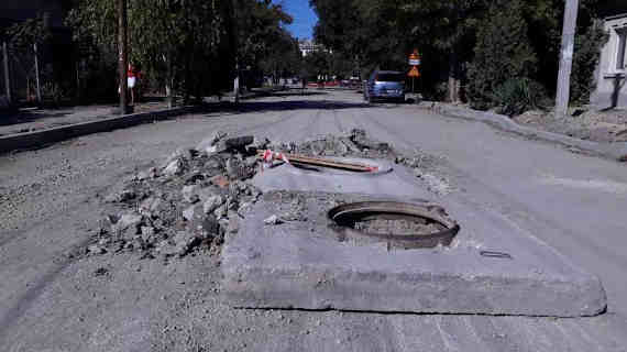 три месяца назад на улице Рабочей начали ремонтировать автодорогу: сняли асфальтовое покрытие с проезжей части, разломали тротуары, разрыли инженерные сети. На этом работы прекратились