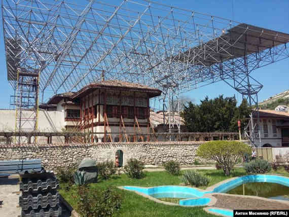 Монтаж защитной металлической крыши над главным корпусом Ханского дворца в Бахчисарае