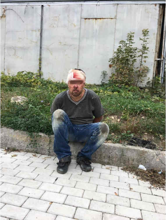 Приехавшие сотрудники полиции обезвредили хулигана, надели на него наручники, и при досмотре обнаружили в кармане брюк пакет с прозрачными кристаллами