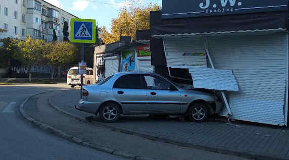 Легковой автомобиль Daewoo Lanos сегодня утром протаранил торговый павильон в Севастополе. Происшествие случилось на Юмашевском рынке.