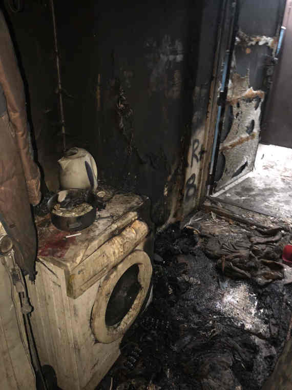 с первого этажа в пятиэтажном доме по улице Кожанова 13 из окна идет дым
