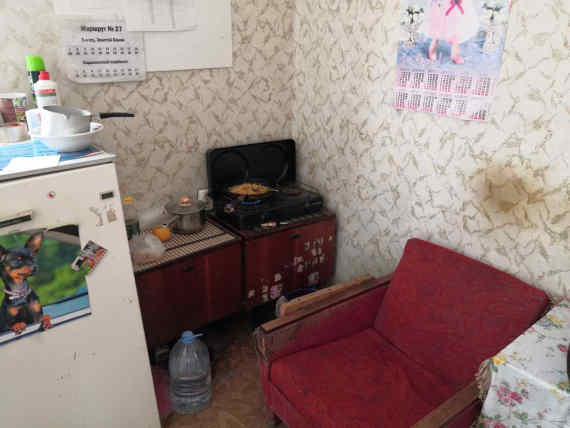 Под столом виднеются пятилитровые бутыли с водой. Поднимаю глаза: в потолке оборванный одинокий провод. Как же они работают тут зимой, когда темно и холодно?