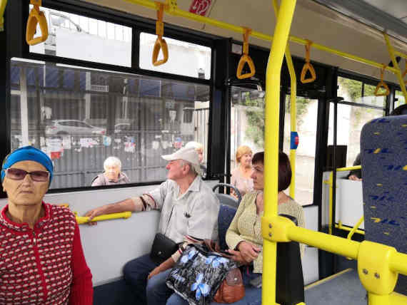  Днём в салоне в основном пенсионеры