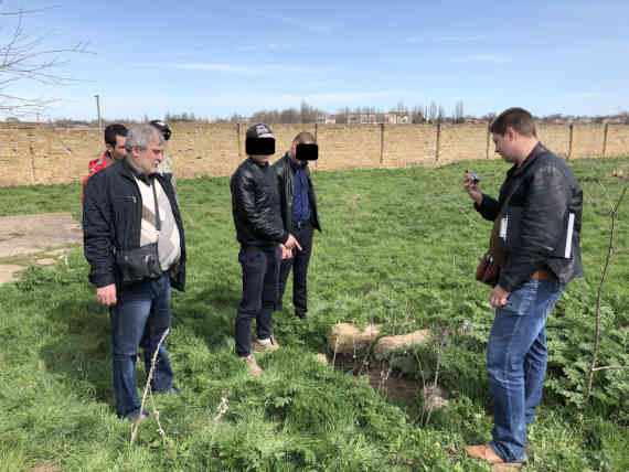Парадиев показывает место захоронения