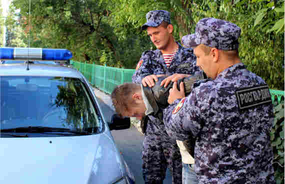 Задержали севастопольца, пытавшегося напасть с ножом на подростков