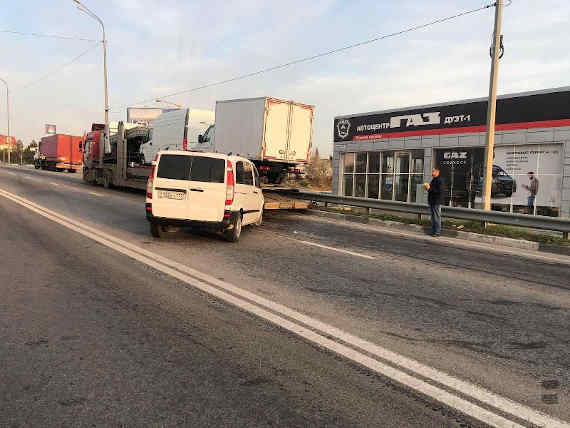 водитель микроавтобуса неправильно выбрал безопасную скорость движения и произвел наезд на стоящий грузовик, который перевозил новые автомобили «Газель»