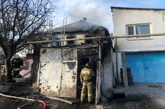на Северной стороне по улице Аллы Оношко происходит горение одноэтажного частного дома, гаража, хозяйственной постройки и стоящих поблизости автомобилей