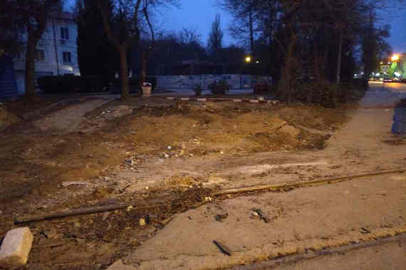 В минувшие выходные в Севастополе начался демонтаж рельсов в районе железнодорожного переезда через улицу Новикова в Балаклаве