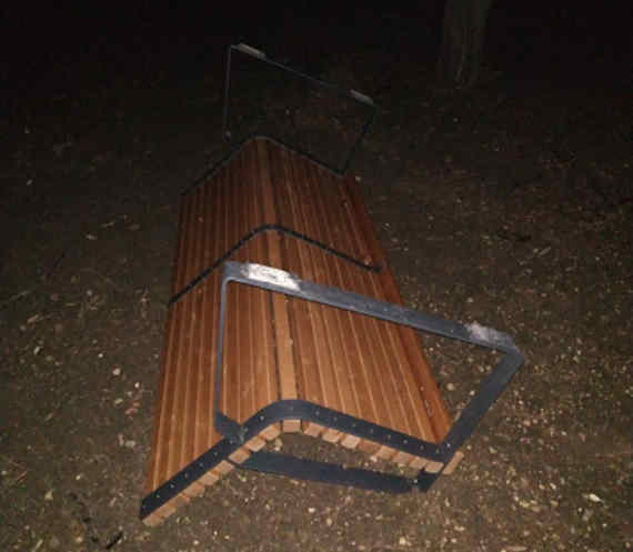 ночью неустановленные лица повредили малые архитектурные формы в парке Учкуевка