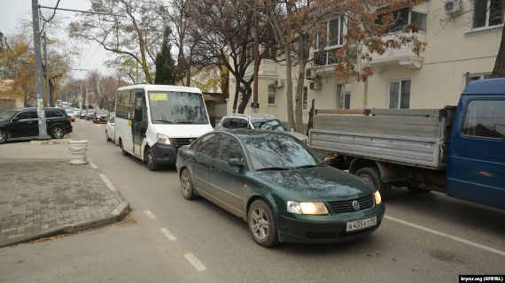 В Севастополе в связи с реконструкцией центра города и изменением схемы движения автомобильного транспорта по центральному кольцу участились заторы на улице Новороссийской