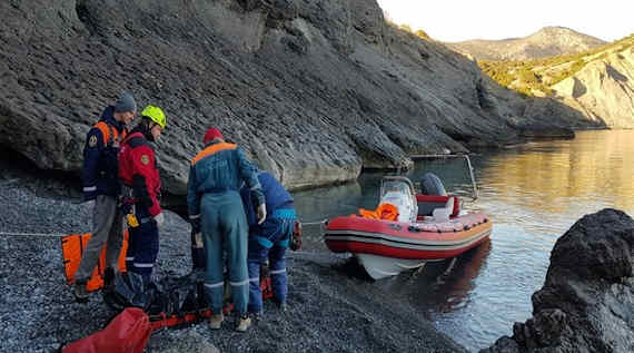 Крымские спасатели эвакуировали тело погибшего туриста, который сорвался со скалы в районе поселка Новый Свет