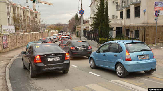 В Севастополе из-за реконструкции центра города образовалась почти километровая пробка, которая тянется от улицы Николая Музыки через улицу 4-ю Бастионную до пересечения с улицей Гоголя и площадью Ушакова.