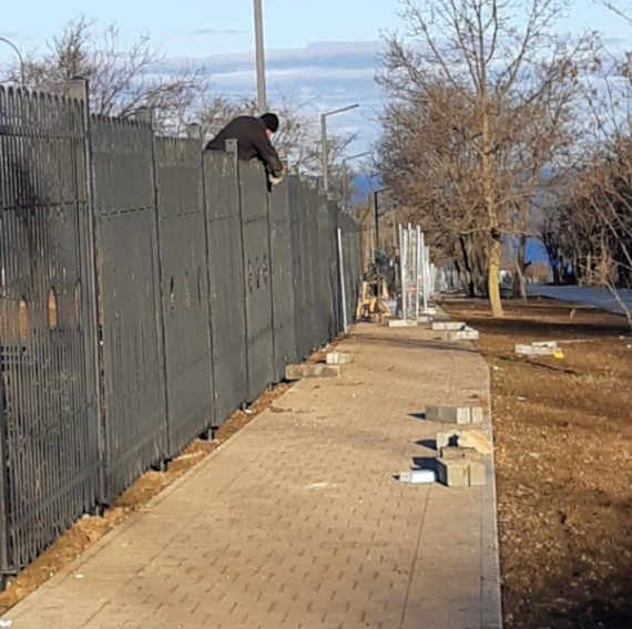 Такой 2,5 метровый забор возводят у парка «Учкуевка» 