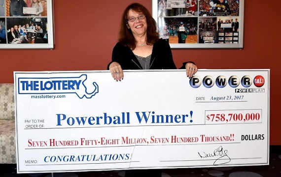Данный приз является самым большим джекпотом для одного победителя. Победительницей лотереи стала 53-летняя медсестра и мать двоих детей Мэвис Уончик. Счастливый билет был продан в Чикопи, штат Массачусетс.