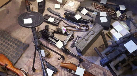 Два севастопольца, хранившие в гараже огнестрельное и холодное оружие, а также боеприпасы и гранаты, предстанут перед судом