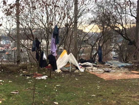 в самом сердце Севастополя лица без определенного места жительства разбили настоящий лагерь