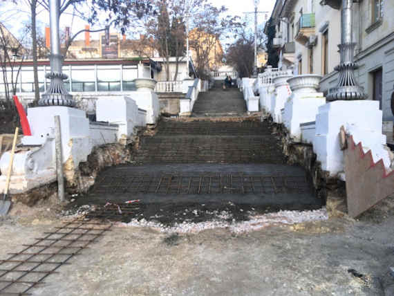 Реконструкторы Большой Морской безжалостно разрушают Таврическую лестницу – объект культурного наследия.