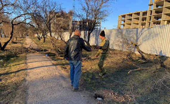 В Севастополе на улице Горпищенко рядом с возводимым компанией «Севастопольстрой» жилым комплексом «Атмосфера» вырубают здоровые деревья миндаля