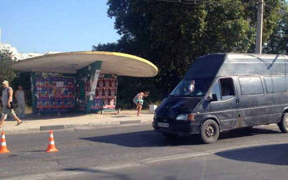 Остановка общественного транспорта напротив бухты Омега