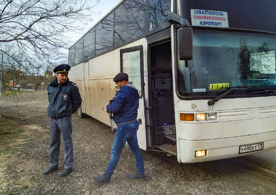  установлены факты посадки в автобус пассажиров в неустановленных местах на ул. Ревякина