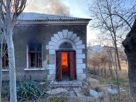 На Северной стороне Севастополя 18 января произошёл пожар у дороги вдоль парка Учкуевка