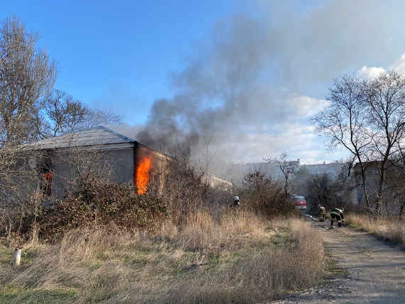 В Севастополе горел дом у парка Учкуевка 