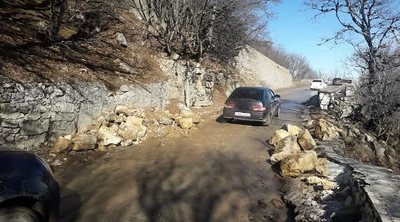 на дороге на плато Ай-Петри, но уже со стороны Ялты, произошло частичное обрушение подпорной стенки