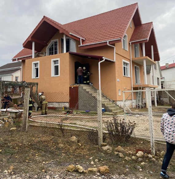 В Севастополе, в частном доме на улице Туманная (Северная сторона города) сегодня произошёл пожар. О нём спасатели узнали в 14.49.