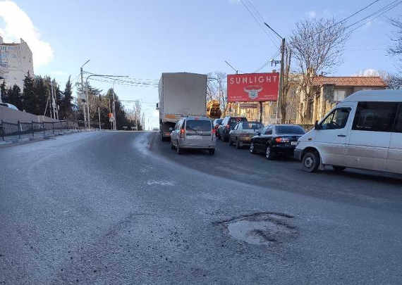 В Севастополе на спуске Котовского появилась яма, по форме напомнившая горожанам след динозавра