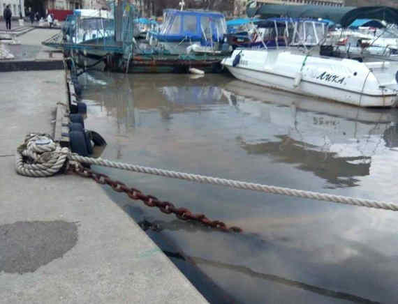 у одного из причалов набережной Балаклавы прямо в море бил своеобразный фонтан. По характерному цвету пользователи предположили, что это может быть канализация 